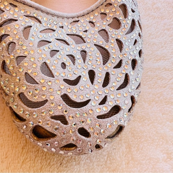 CLEARANCE Alex Marie Metallic Laser-Cut Rhinestone Leather Flats Retails
$69.99 - Picture 5 of 12